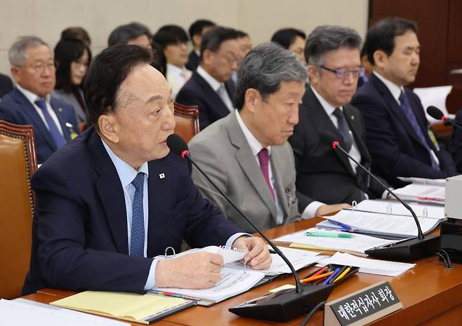 김철수 대한적십자사 회장이 22일 국회 보건복지위원회 국정감사에서 의원 질의에 답하고 있다. 연합뉴스