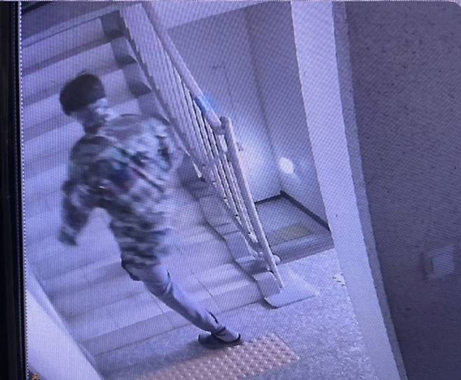 ‘제80주년 경찰의 날’인 지난 21일 오후 4시 47분, 112에 ‘총기 소지 탈영 군인’ 의심 신고가 접수되면서 해남읍 구교리의 한 아파트 인근에는 긴장감이 맴돌았다. 아파트 폐쇄회로 TV 영상.