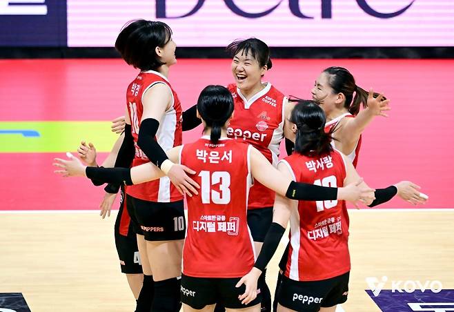 페퍼저축은행 선수들이 21일 열린 2025-2026 V리그 여자부 한국도로공사전에서 득점에 성공한 뒤 기뻐하고 있다. 한국배구연맹(KOVO) 제공