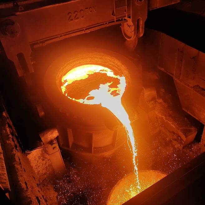 1600℃ 온도의 전기로에서 용해된 용강이 정련 공정을 위해 이동되고 있다. <세아창원특수강>