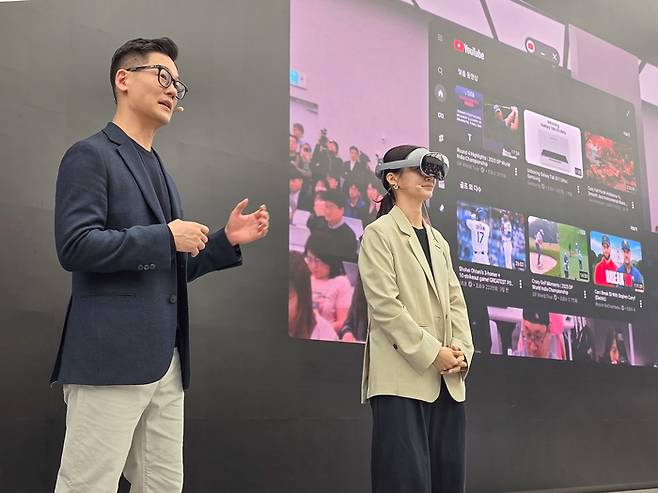 22일 삼성강남에서 진행된 ‘갤럭시 XR’ 미디어 브리핑에서 MX사업부 XR UX그룹장 이승민 상무와 MX사업부 이머시브(Immersive) PP그룹 박유진 프로가 ‘갤럭시 XR’을 시연하고 있는 모습(좌측부터). [사진출처=삼성전자]