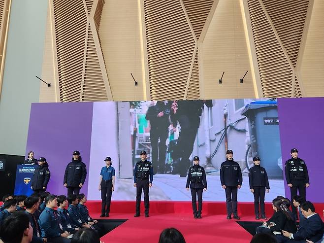 새로운 디자인의 근무복을 착용한 경찰관들이 무대 위에 서 있다. 22일 경찰은 창설 80주년을 맞이해 10년 만에 새롭게 개선한 경찰복을 22일 공개했다. [경찰청]