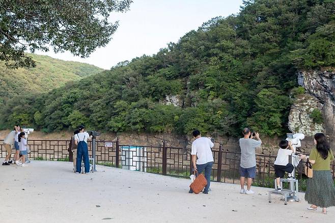 '반구천의 암각화' 유네스코 세계유산 지정 이후 방문객들이 망원경으로 국보 반구대 암각화를 보고 있다.