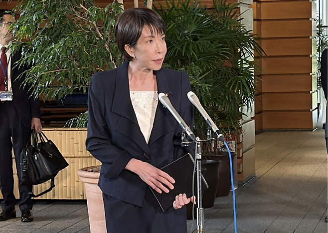 22일 총리 관저에서 기자들의 질문에 답하는 다카이치 사나에 총리. [AFP 연합뉴스]