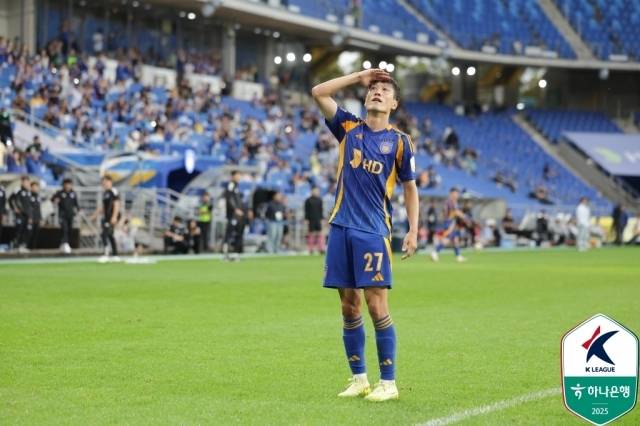 이청용은 지난 18일 광주FC전에서 득점한 후 신태용 감독을 저격하는 듯한 골프 세리머니를 선보였다. 지금은 경질된 신태용 감독이 과거 울산 원정 버스에 개인 골프백을 실은 것에 대한 저격성 세리머니로 보였다. 사진=한국프로축구연맹 제공