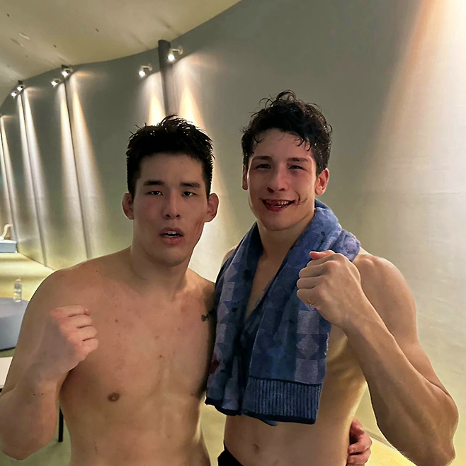 Korean Top Team 이이삭이 2025년 9월 일본 아치치현 가리야시 산업진흥센터 HEAT 57 미들급 코-메인이벤트에서 제압한 UFC 미들급 타이틀 도전자 오카미 유신의 제자 미카미 다이치와 경기 후 우정을 쌓고 있다. 사진=総合格闘技HEAT