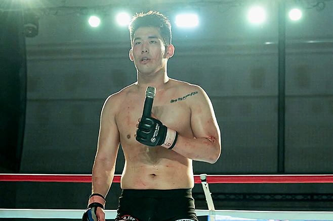 Korean Top Team 이이삭이 2025년 9월 일본 아치치현 가리야시 산업진흥센터 HEAT 57 미들급 코-메인이벤트에서 UFC 미들급 타이틀 도전자 오카미 유신의 제자 미카미 다이치를 꺾은 소감을 말하고 있다. 사진=総合格闘技HEAT