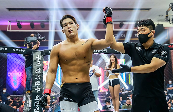 Korean Top Team 이이삭이 2022년 8월 경상북도 구미대학교 강당 긍지관 특설 케이지에서 열린 더블지 13 미들급 제4경기 승리 후 기념 촬영을 하고 있다. 사진=Double G Fighting Championship