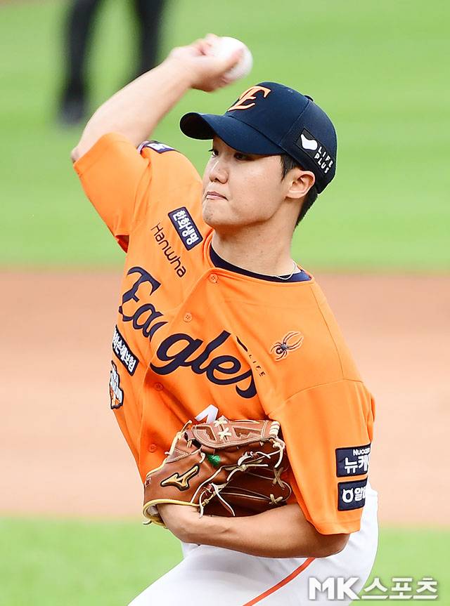 19일 오후 대전 한화생명볼파크에서 ‘2025 신한 SOL Bank KBO 포스트시즌’ 삼성 라이온즈와 한화 이글스의 플레이오프(5전 3선승제) 2차전이 열렸다. 5회초 1사 1, 3루에 등판한 한화 정우주가 역투하고 있다. 사진=김영구 기자