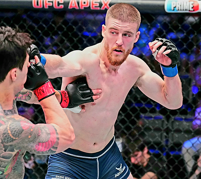 로드FC 챔피언 황인수가 2025년 9월 데이나 화이트 UFC 회장 겸 CEO가 직접 주최하는 오디션 Contender Series 시즌9 6주차 미들급 경기에서 리얼리티프로그램 The Ultimate Fighter 시즌32 준결승 패디 매코리를 밀쳐 내려 애쓰고 있다. 사진=TKO