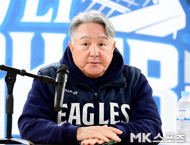 22일 오후 대구삼성라이온즈파크에서 ‘2025 신한 SOL Bank KBO 포스트시즌’ 한화 이글스와 삼성 라이온즈의 플레이오프(5전 3선승제) 4차전이 열린다. 경기 전 한화 김경문 감독이 취재진들과 인터뷰를 갖고 있다. 사진(대구)=김영구 기자