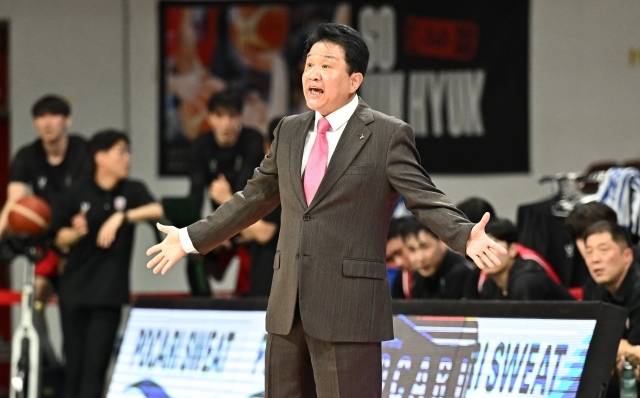 유도훈 감독은 “강팀은 중요할 때 한 골을 넣어야 한다. 변준형과 오브라이언트의 휴식을 주지 못했고 지친 게 보였다. 사실 승부처에서 두 선수의 역할이 중요했고 그들로부터 파생되는 쉬운 기회를 살렸어야 했는데 그게 되지 않았다. (렌즈)아반도도 지쳐 보였다. 그런 부분은 나의 운영 미숙이다”라고 자책했다. 사진=KBL 제공