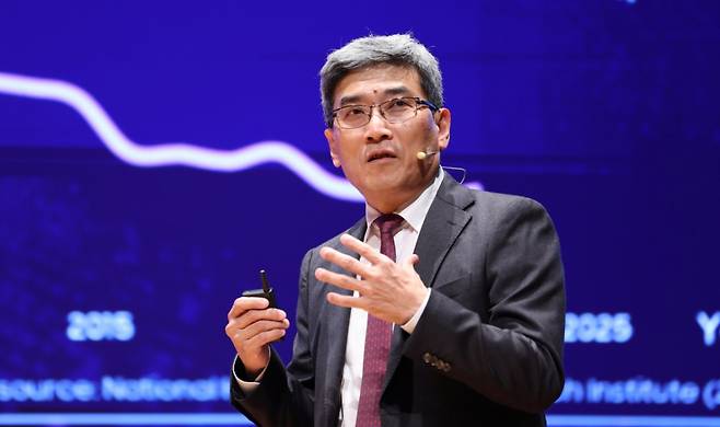 (서울=뉴스1) 박지혜 기자 = 송재혁 삼성전자 최고기술책임자(CTO)가 22일 오후 서울 강남구 코엑스에서 열린 제27회 반도체 대전(SEDEX 2025)에서 '시너지를 통한 반도체 혁신'을 주제로 강연하고 있다.  2025.10.22/뉴스1  Copyright (C) 뉴스1. All rights reserved. 무단 전재 및 재배포,  AI학습 이용 금지. /사진=(서울=뉴스1) 박지혜 기자