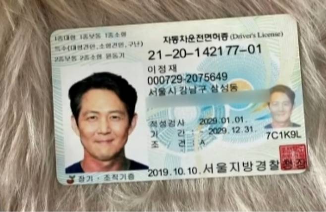 배우 이정재씨를 사칭한 로맨스스캠 일당에 50대 여성이 5억원을 뜯긴 사건이 발생했다. 이씨 측은 "아티스트 및 팬 여러분의 안전을 위해 강력하게 대응할 예정"이라고 밝혔다. /사진=JTBC 뉴스 캡처