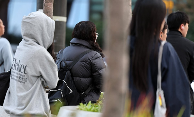 전국 대부분 지역의 아침 최저기온이 한 자릿수로 떨어진 오전 서울 광화문광장에서 시민들이 몸을 움츠린 채 출근길을 서두르고 있다. 연합뉴스