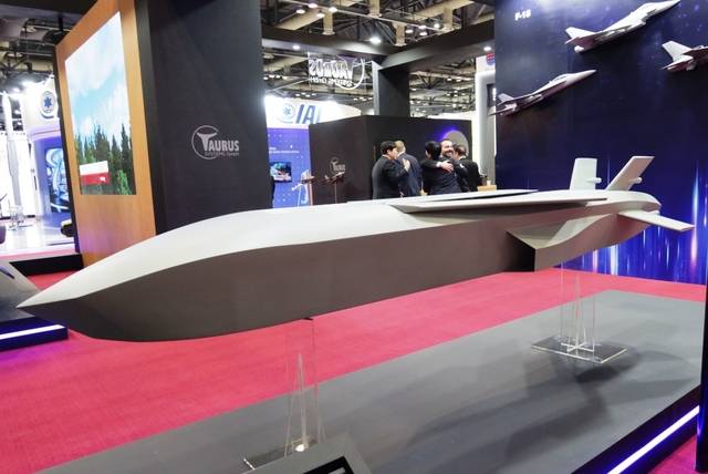 La empresa alemana Taurus Systems presenta el primer prototipo mundial de su nueva arma, el misil aire-tierra de largo alcance y próxima generación de tamaño mediano, clase Taurus, el Kasom, en su stand en KINTEX, Ilsan, provincia de Gyeonggi, donde se celebra ADEX 2025 en Seúl. (Foto cortesía de Taurus Systems)