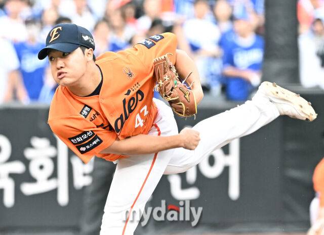 19일 오후 대전광역시 중구 대전한화생명볼파크에서 진행된 '2025 프로야구 KBO리그 포스트시즌' 플레이오프(PO) 2차전 한화이글스와 삼성라이온즈의 경기. 한화 정우주가 역투하고 있다./마이데일리