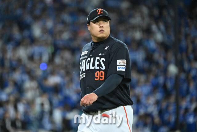 21일 대구 삼성라이온즈파크에서 열린 '2025 신한 SOL BANK KBO 포스트 시즌' 삼성 라이온즈와 한화 이글스 플레오이프(PO) 3차전 경기. 한화 선발 류현진이 2회말 수비를 마치고 더그아웃으로 들어서고 있다./대구=한혁승 기자