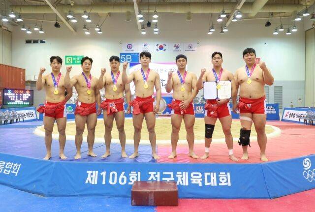 22일 부산광역시 벡스코 제2전시장 3층 5B홀에서 열린 ‘제106회 전국체육대회’ 남자 일반부 단체전에서 우승한 증평군청(충청북도) 선수들이 기념사진을 찍고 있다./대한씨름협회