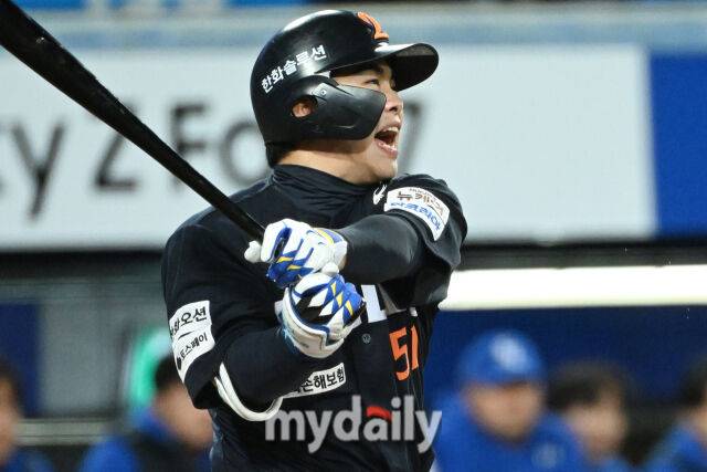 22일 대구 삼성라이온즈파크에서 열린 '2025 신한 SOL BANK KBO 포스트 시즌' 삼성 라이온즈와 한화 이글스 플레이오프(PO) 4차전 경기. 한화 문현빈이 5회초 2사 2-3루에 쓰리런을 치며 포효하고 있다./대구=한혁승 기자