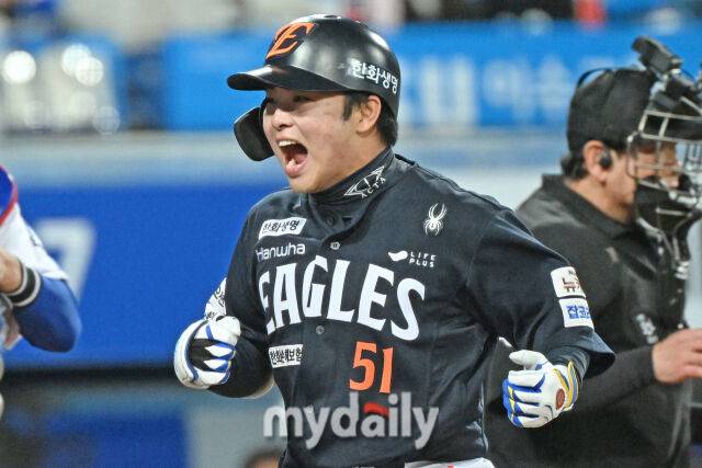 22일 대구 삼성라이온즈파크에서 열린 '2025 신한 SOL BANK KBO 포스트 시즌' 삼성 라이온즈와 한화 이글스 플레이오프(PO) 4차전 경기. 한화 문현빈이 5회초 2사 2-3루에 3점 홈런을 친 후 기뻐하고 있다./대구=한혁승 기자