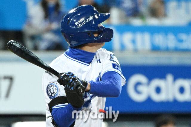22일 대구 삼성라이온즈파크에서 열린 '2025 신한 SOL BANK KBO 포스트 시즌' 삼성 라이온즈와 한화 이글스 플레이오프(PO) 4차전 경기. 삼성 구자욱이 6회말 무사 1-3루에 1타점 적시타를 치고 있다./대구=한혁승 기자