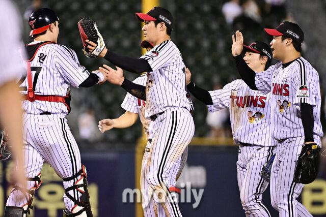 5일 서울 잠실야구장에서 열린 '2025 신한 SOL BANK KBO리그' 두산 베어스와 LG 트윈스 경기.LG가 4-2로 두산에 역전승 하며 7연승으로 1위에 등극했다. 기뻐하는 LG 선수들.