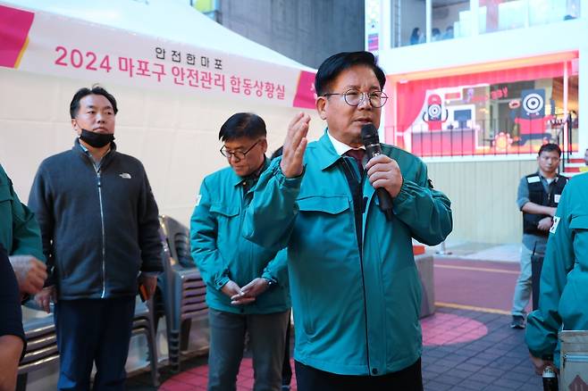 지난해 박강수 마포구청장이 현장 안전관리상황실에서 인사말을 하고 있다.