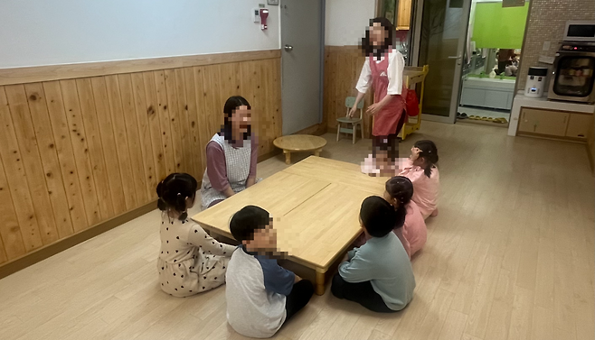 서울 도봉구 창동의 한 아파트 내 국공립 반딧불 어린이집. 서울시의 거점형 야간 어린이집으로 저정된 곳이다. 아이들은 오후 4시 50분까지 등원해, 스스로 ‘놀 거리’를 선택한다. 박병국 기자.