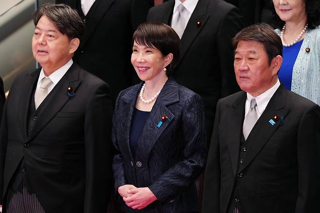 21일 도쿄에서 일본 다카이치 사나에 일본 신임 총리가 새 내각 구성원들과 함께 사진을 촬영하고 있다. [AP]