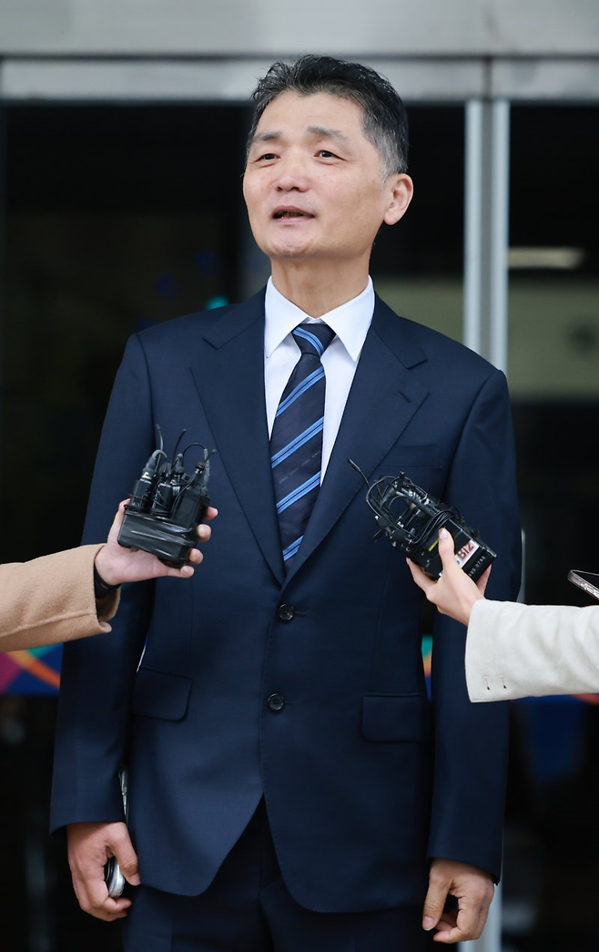 카카오 창업자 김범수 경영쇄신위원장이 21일 양천구 서울남부지방법원에서 열린 1심 선고공판을 마친 뒤 법원을 떠나며 입장을 밝히고 있다.  [연합]