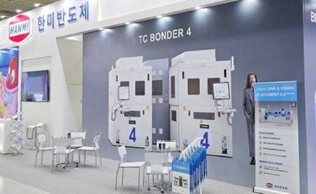 한미반도체가 서울 코엑스에서 열리고 있는 ‘반도체대전(SEDEX) 2025’에 처음 참가해 신규 장비들을 전시 중이다 .