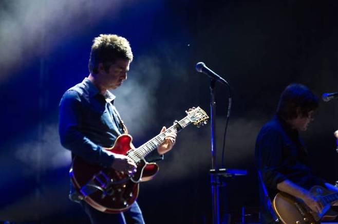 기술의 정교함이나 공학적 계산으로 만들어진 소리가 아닌, 노엘 갤러거(Noel Gallagher·기타)의 미세한 손가락의 터치, 감각에 새겨진 기억 ‘지금’이라는 감정이 결합했을 때만 가능한 유일한 소리다. 동일한 장비와 동일한 악보를 쓴다 해도 복제할 수 없다. 재현이 아닌, 어찌 보면 그의 직관과 혼(魂)에 각인된 존재적인 표출에 가깝기 때문이다. [게티이미지/NurPhoto]