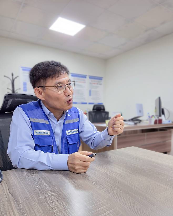 노건우 두산에너빌리티 플랜트 EPC(설계·조달·시공)그룹 현장소장이 15일(현지시간) 사우디 슈아이바3 해수담수화 플랜트에서 인터뷰에 응하고 있다. [두산에너빌리티 제공]