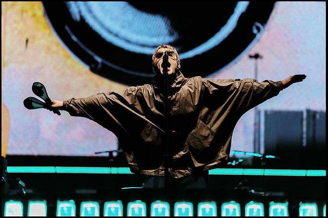 [고양=뉴시스] 전설적인 브릿팝 밴드 '오아시스(Oasis)' 리암 갤러거가 21일 오후 경기 고양 고양종합운동장에서 '오아시스 라이브(Oasis Live)'25'를 펼치고 있다. (사진 = Joshua Halling 제공) 2025.10.22. photo@newsis.com *재판매 및 DB 금지