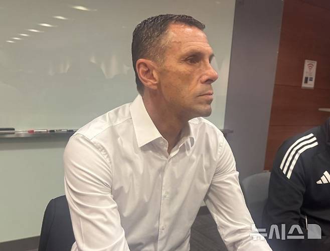 [서울=뉴시스] 김진엽 기자= 프로축구 K리그1 전북현대 거스 포옛 감독이 22일 오전 서울 상암 누리꿈스퀘어에서 진행된 하나은행 K리그1 2025 파이널라운드 미디어데이 사전 기자회견에서 인터뷰에 답하고 있다. wlsduq123@newsis.com 2025.10.22