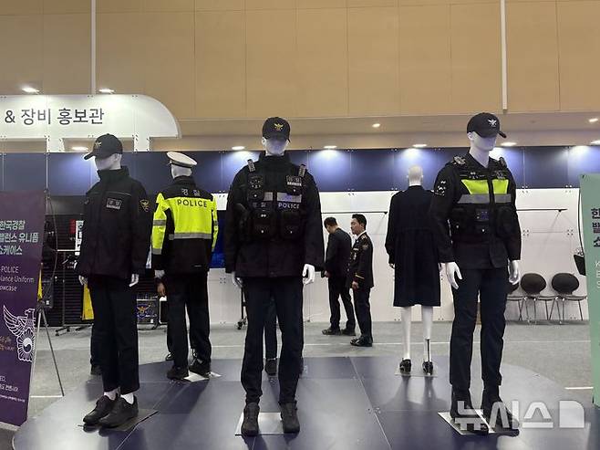 [서울=뉴시스]최은수 기자=22일 인천 송도 컨벤시아에서 열린 국제치안산업대전에 전시된 개선 경찰복. 외근용 점퍼와 기동복, 교통복 등이 마네킹에 착장돼 있다. 경찰청은 이번에 '폴리스 네이비' 색상을 도입하고 기능성과 착용감을 대폭 개선한 새 복제를 공개했다.2025.10.22