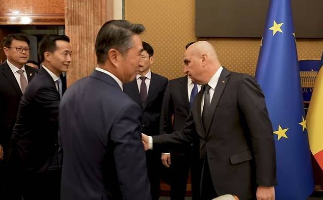 [서울=뉴시스] 김동관 한화그룹 부회장(왼쪽)이 21일(현지시간) 일리에 볼로잔(오른쪽) 루마니아 총리와 악수하고 있다. (사진=루마니아 정부 유튜브 캡처) 2025.10.22. photo@newsis.com *재판매 및 DB 금지