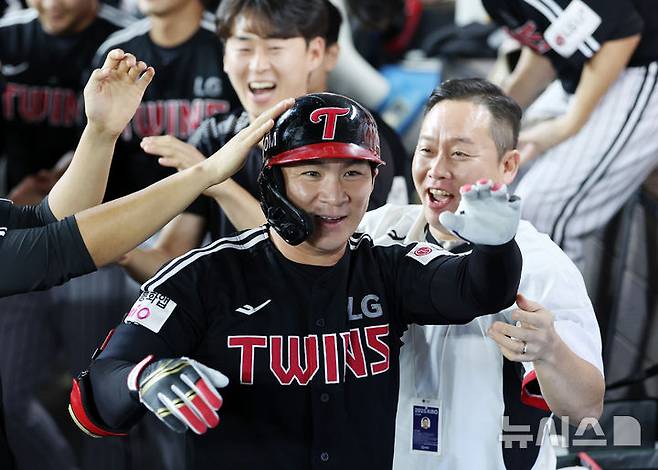 [대전=뉴시스] 조성우 기자 = 29일 대전 중구 한화생명볼파크에서 열린 2025 KBO리그 LG 트윈스와 한화 이글스의 경기, LG 5회초 공격 1사 후 오지환이 솔로 홈런을 때린 뒤 더그아웃에 들어오며 기뻐하고 있다. 2025.09.29. xconfind@newsis.com