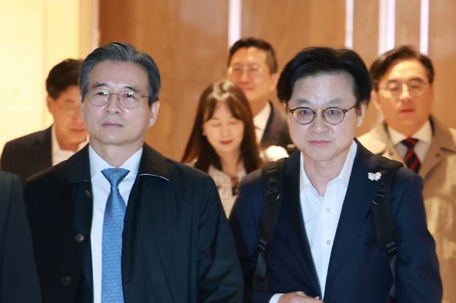 김용범 대통령실 정책실장(왼쪽)과 김정관 산업통상부 장관이 22일 한미 관세 협상 추가 논의를 위해 인천국제공항 제2여객터미널에서 미국 워싱턴DC로 출국하고 있다. 연합뉴스