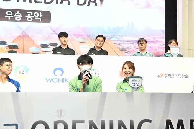 서울 강남 엘리에나호텔 3층 임페리어 홀에서 열린 2025-2026 KB국민은행 바둑리그 오프닝 미디어데이 행사에 참석한 신진서 9단(마이크 들고 있는 사람)이 발언하고 있다. 한국기원 제공