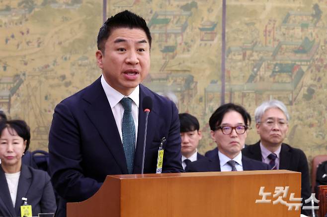 22일 서울 여의도 국회에서 열린 문화체육관광위원회의 국립중앙박물관 등에 대한 국정감사에서 정용석 국립박물관문화재단 사장이 김건희 씨의 경복궁 방문과 관련 의원 질의를 받고 있다. 윤창원 기자