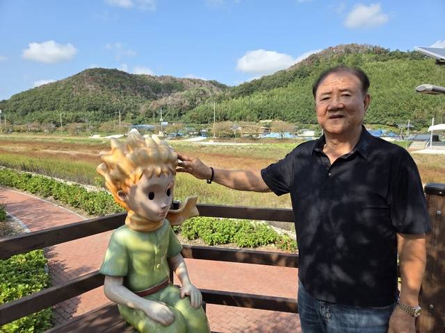 서석영씨가 장기농협 협찬으로 설치된 어린왕자를 가리키고 있다.