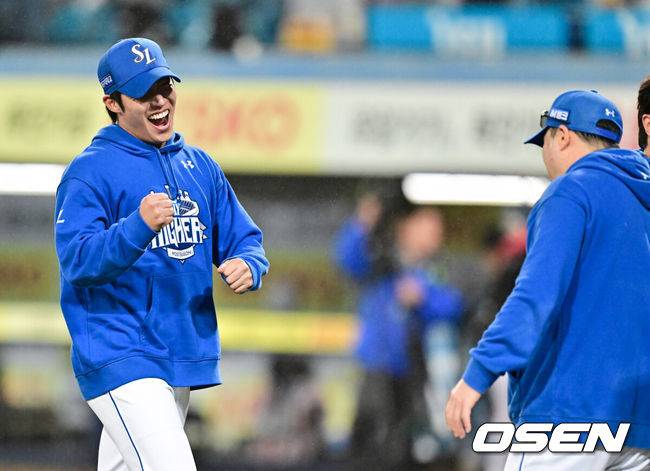 [OSEN=대구, 박준형 기자] 프로야구 삼성 라이온즈가 SSG 랜더스를 꺾고 플레이오프 진출에 1승만 남겨뒀다.삼성은 13일 대구삼성라이온즈파크에서 열린 준플레이오프 3차전에서 선발 원태인의 호투를 앞세워 5-3으로 승리했다. 시리즈 전적 2승 1패. 경기종료 후 삼성 원태인이 환호하며 박진만 감독과 하이파이브를 하고 있다.  2025.10.13 / soul1014@osen.co.kr