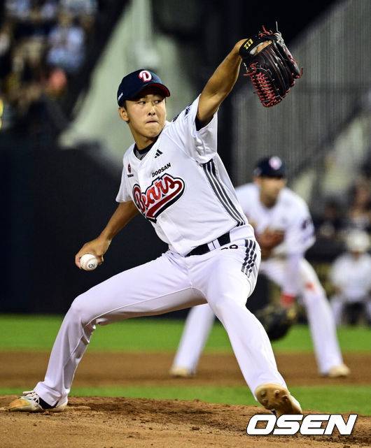 [OSEN=잠실, 조은정 기자]27오후 서울 잠실구장에서 ‘2025 신한 SOL Bank KBO리그’ 두산 베어스와 삼성 라이온즈의 경기가 열렸다.두산은 윤태호, 삼성은 가라비토를 선발로 내세웠다. 4회초 무사 2루 두산 제환유가 역투하고 있다. 2025.08.27 /cej@osen.co.kr