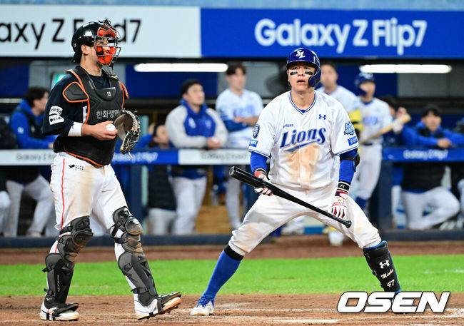 [OSEN=대구, 최규한 기자] 21일 대구 삼성라이온즈파크에서 ‘2025 신한 SOL Bank KBO리그’ 포스트시즌 플레이오프 3차전 삼성 라이온즈와 한화 이글스의 경기가 열렸다.홈팀 삼성은 아리엘 후라도, 방문팀 한화는 류현진을 선발로 내세웠다.8회말 2사 2루 상황 삼성 강민호가 한화 투수 문동주의 공에 삼진을 당하며 아쉬워하고 있다. 2025.10.21 / dreamer@osen.co.kr