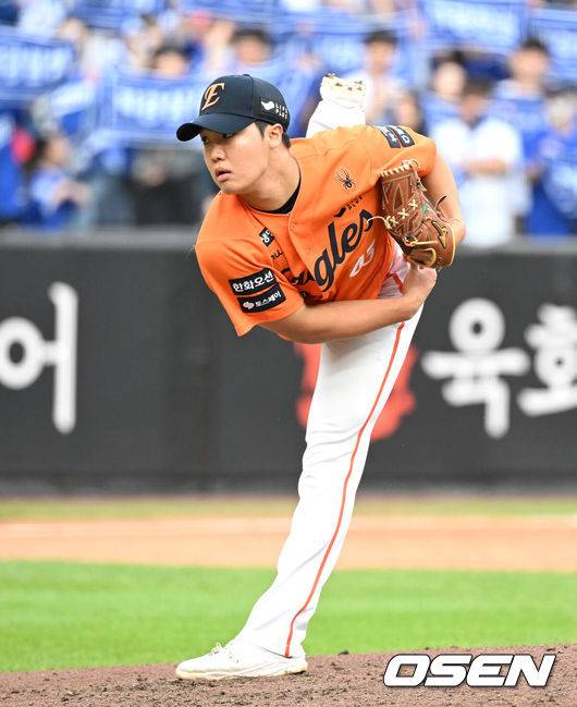 [OSEN=대전, 이대선 기자] 19일 오후 대전 한화생명볼파크에서 2025 신한 SOL Bank KBO리그 포스트시즌 플레이오프 2차전 한화 이글스와 삼성 라이온즈의 경기가 열렸다.한화는 라이언 와이스, 삼성은 최원태를 선발 투수로 내세웠다.5회초 한화 정우주가 역투하고 있다. 2025.10.19 /sunday@osen.co.kr