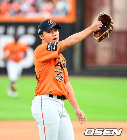 [OSEN=대전, 지형준 기자] 19일 오후 대전 한화생명볼파크에서 2025 신한 SOL Bank KBO리그 포스트시즌 플레이오프 2차전 한화 이글스와 삼성 라이온즈의 경기가 열렸다.한화는 라이언 와이스, 삼성은 최원태를 선발 투수로 내세웠다.5회초 2사 만루의 위기를 넘긴 한화 정우주가 더그아웃으로 향하고 있다. 2025.10.19 /jpnews@osen.co.kr