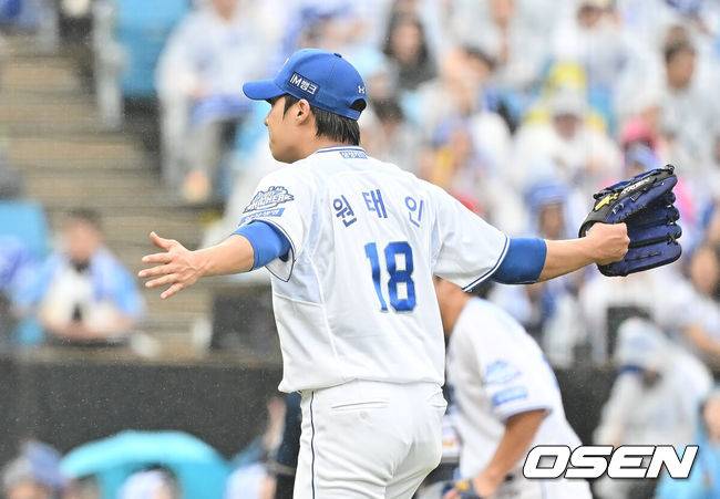 [OSEN=대구, 이석우 기자] 7일 대구 삼성라이온즈파크에서 2025 신한 SOL뱅크 KBO 와일드카드 결정전 삼성 라이온즈와 NC 다이노스의 경기가 열렸다. 홈팀 삼성은 로건이 방문팀 NC는 원태인이 선발 투수로 출전했다.삼성 라이온즈 선발투수 원태인이 3회초 2사 NC 다이노스 최원준을 중견수 플라이로 잡고 두팔을 벌려 환호하고 있다. 2025.10.07 / foto0307@osen.co.kr