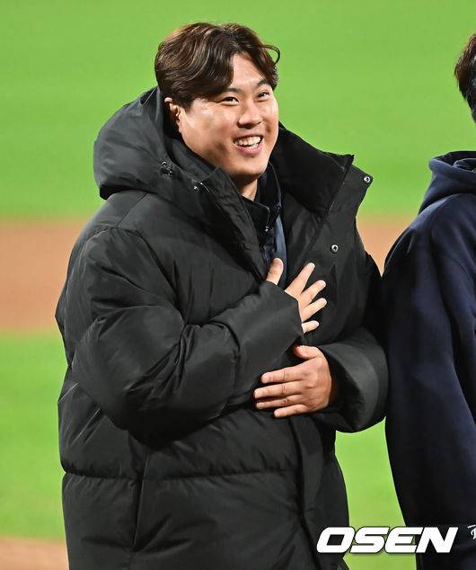 [OSEN=대구, 이석우 기자] 21일 대구 삼성라이온즈파크에서 2025 신한 SOL뱅크 KBO 플레이오프 삼성 라이온즈와 한화 이글스의 3차전 경기가 열렸다. 한화 류현진이 5-4로 승리한 후 가슴에 손을 얹고 안도의 미소를 짓고 있다. 2025.10.21 / foto0307@osen.co.kr